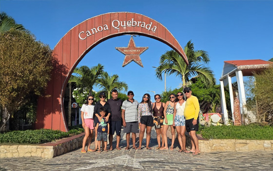 Grupo de turistas no portal de Canoa Quebrada