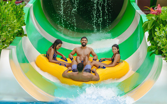 Família em toboágua do Beach Park, em Aquiraz