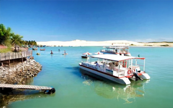 Catamarã em passeio pelo litoral do Ceará