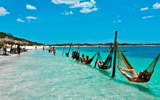 Redes dentro da água em lagoa de Jericoacoara